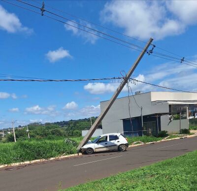 Imagem da notícia Carro é encontrado abandonado após motorista bater e quase derrubar poste em Costa Rica